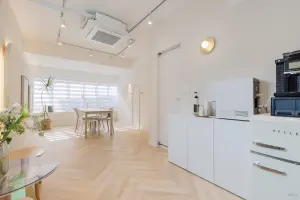 헤링본 마루가 돋보이는 모던 오피스 라운지